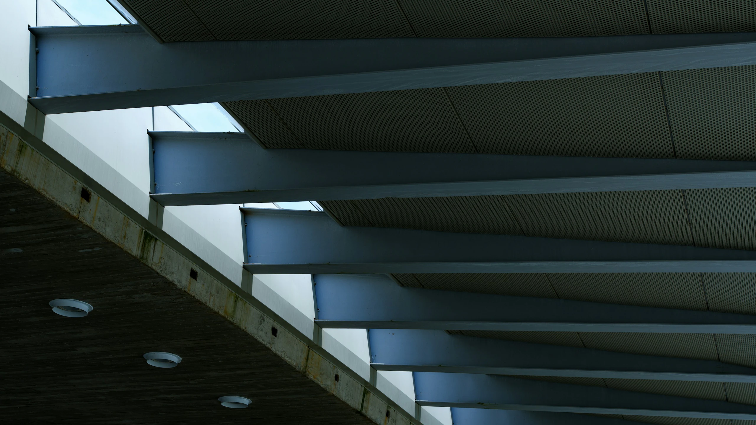 Intersecting steel beams in a real contemporary structure